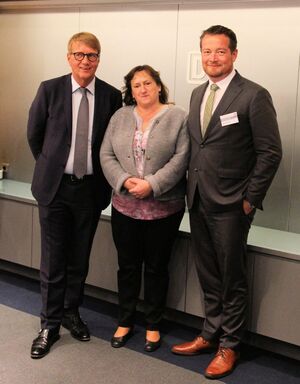 Die SPD-Abgeordneten Uli Grötsch (rechts) und Marianne Schieder mit dem Bahnvorstand Ronald Pofalla